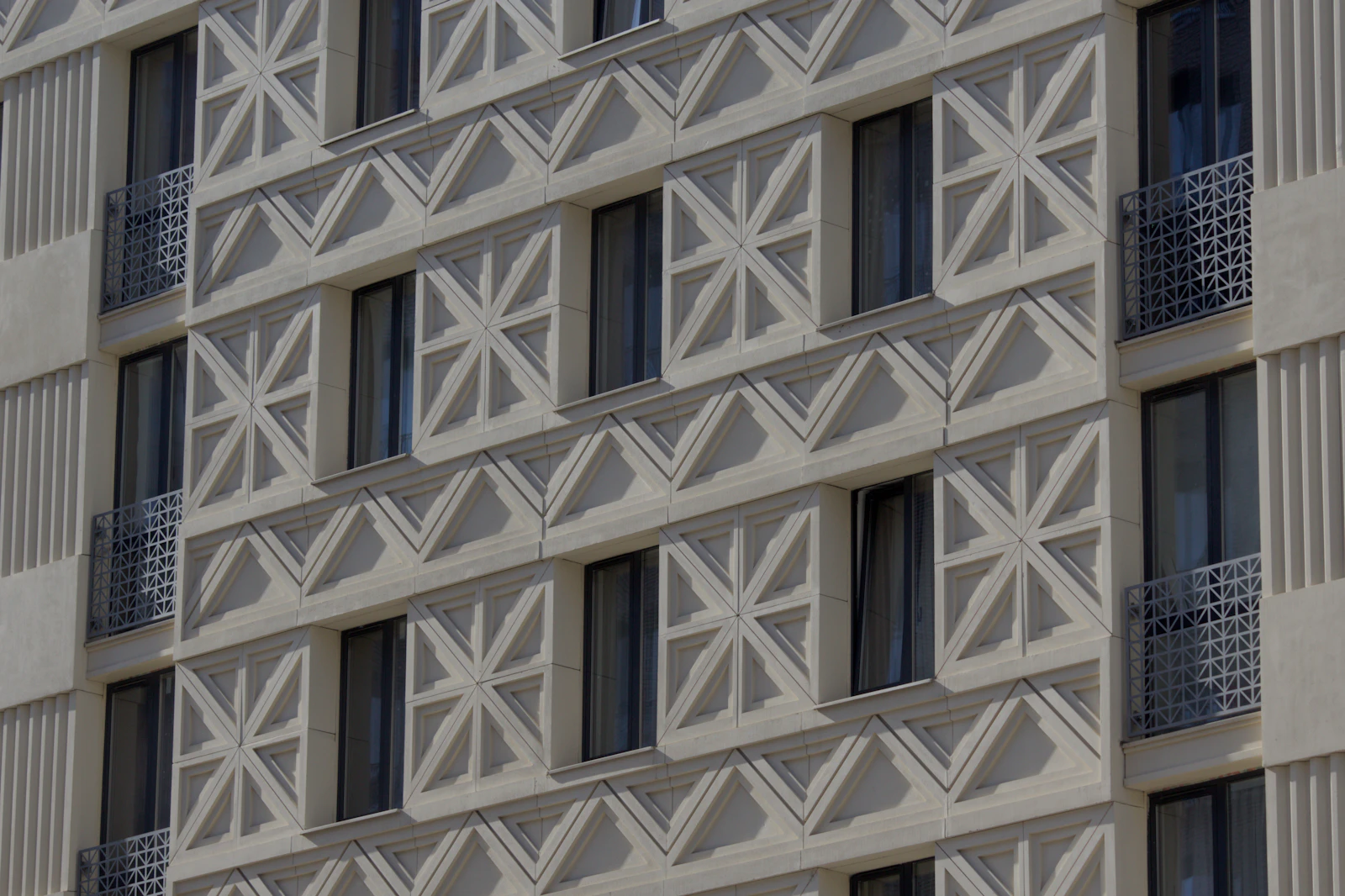 Detalle geométrico de una fachada contemporánea
