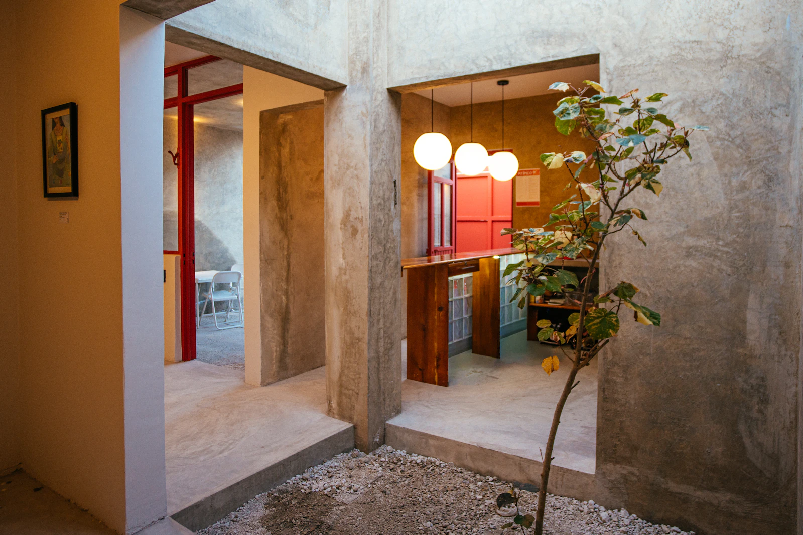 Interior de concreto con patio central